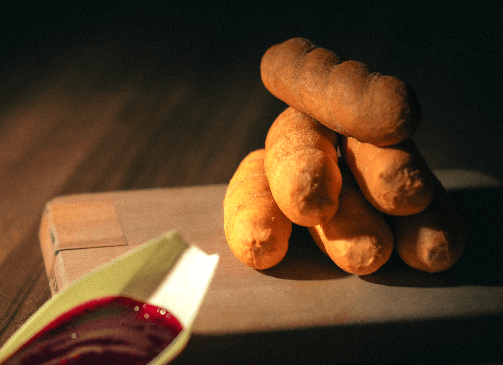TeQueso. Bastón de queso envuelto en una crujiente masa frita acompañado de salsa de frutos rojos. (o lo que encarte)