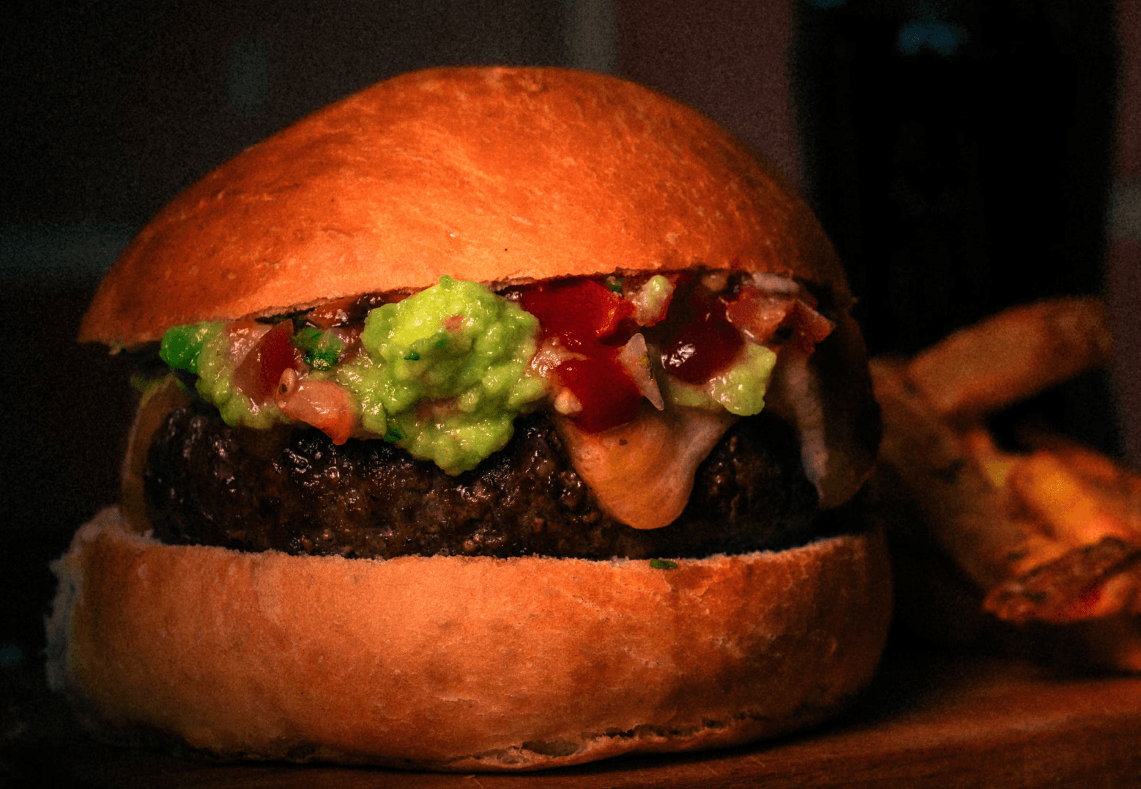Dennis R. Pan Brioche, queso cheddar naranja, guacamole casero, pico de gallo y salsa chipotle.