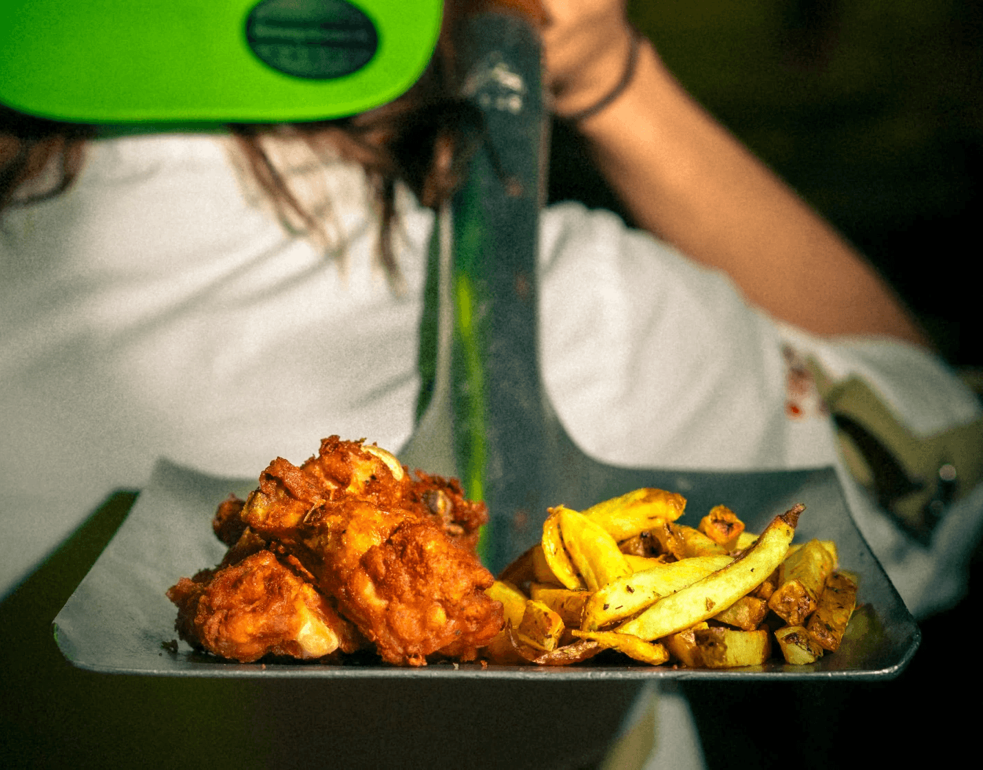 Palazo de alitas. Adictivas alitas fritas en nuestra freidora PRO-MAX bañadas con un toque de barbacoa y patatas fritas. Todo servido al estilo SHOOWGRILL​