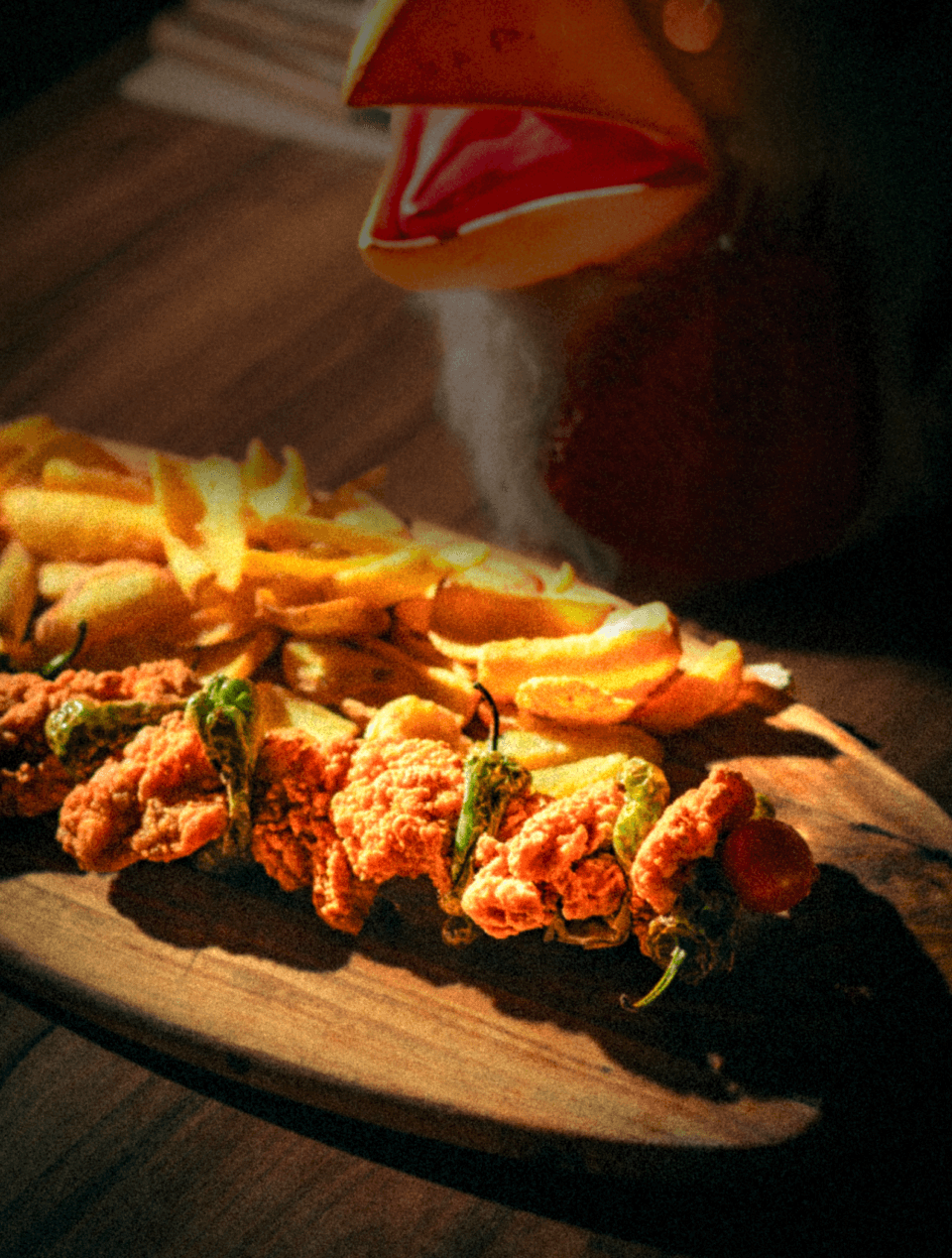 Pollo no pio. El Pollito pio de adultos, solo para degustar el pollo, Jugosisimos trozos de pollo rebozados con pimientitos fritos y patatas fritas onduladas
