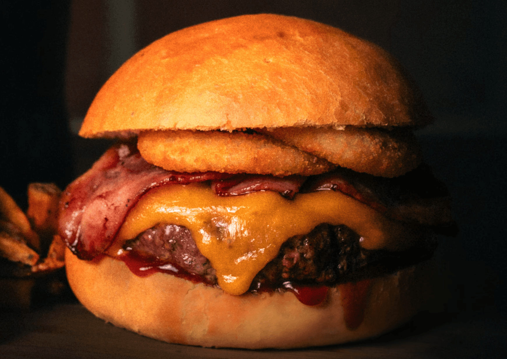 Jackson. Pan Brioche, queso cheddar, bacon crujiente, aros de cebolla a la cerveza y salsa BBQ.