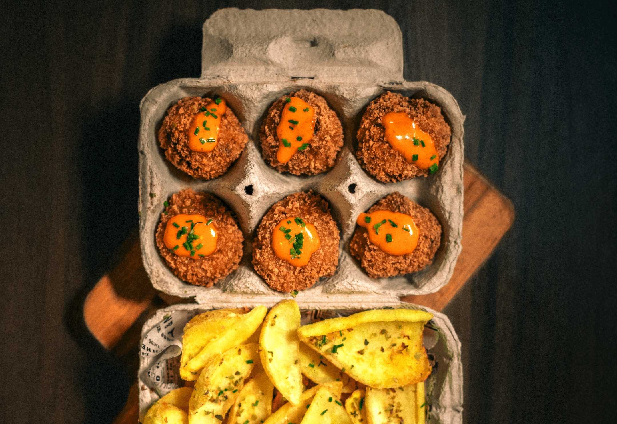 Andresinhas. Croquetas de nuestro costillar deshuesado con queso cheddar, abrazadas con cruspy panko y coronada con salsa de Siracha y cebollino.