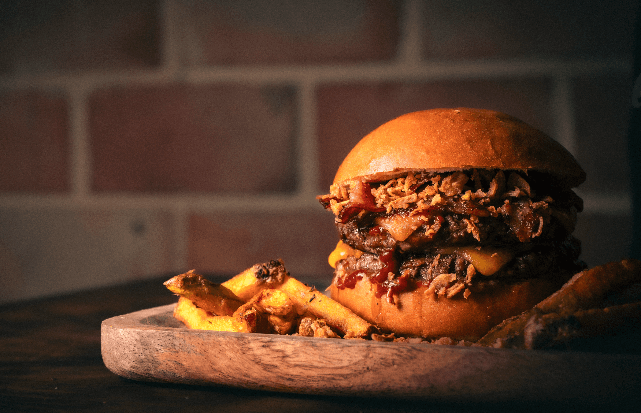Tom C. Pan Brioche con queso cheddar, bacon crujiente, cebolla crispy y salsa BBQ. Siempre ha sido nuestro top ventas.