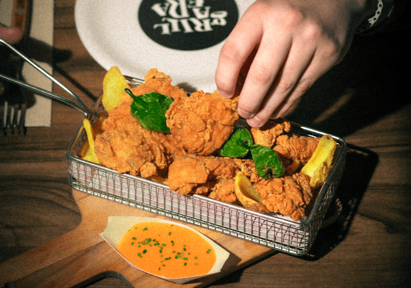 Pollo no pio. El Pollito pio de adultos, solo para degustar el pollo, Jugosisimos trozos de pollo rebozados con pimientitos fritos y patatas fritas onduladas