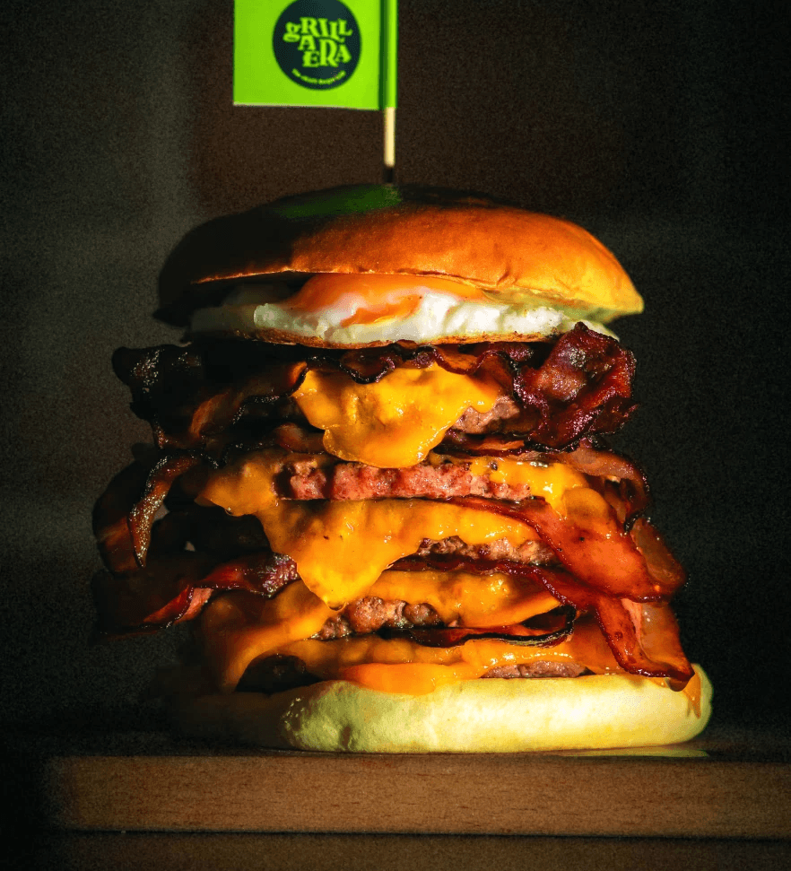 Homer S. Pan Brioche, queso cheddar y bacon crujiente culminado con un huevo a la plancha listo para explotar.