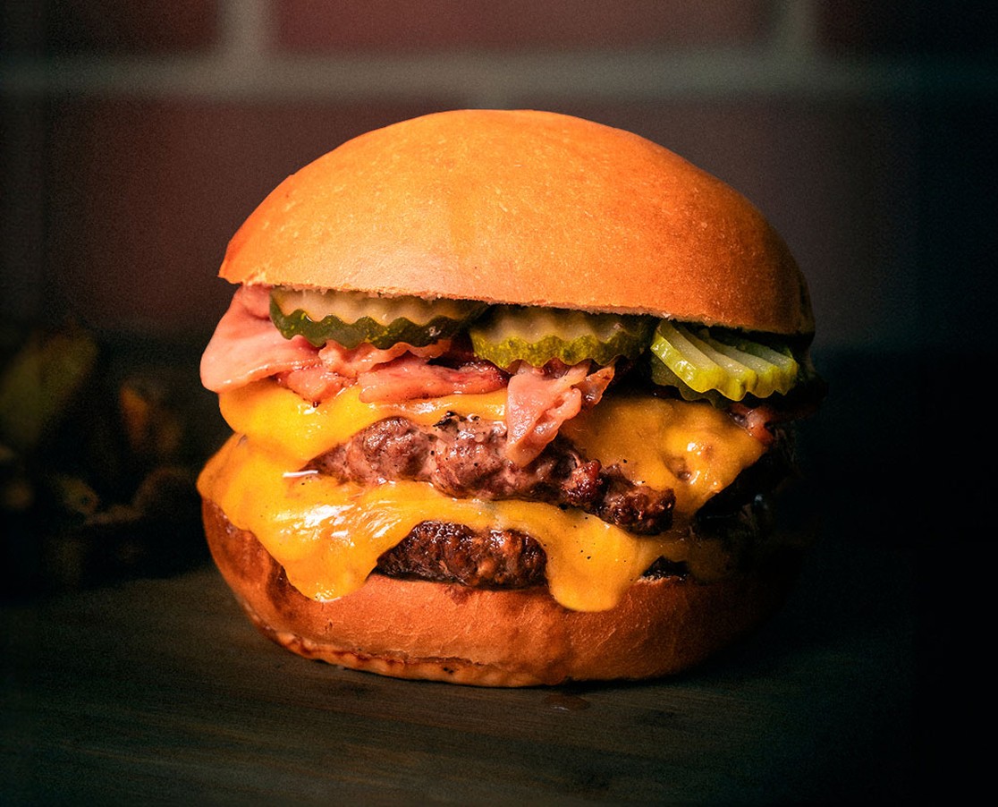 Ozzy O. Pan Brioche con queso cheddar, pepinillo y bacon.  Una de las clásicas con alma de lider.
