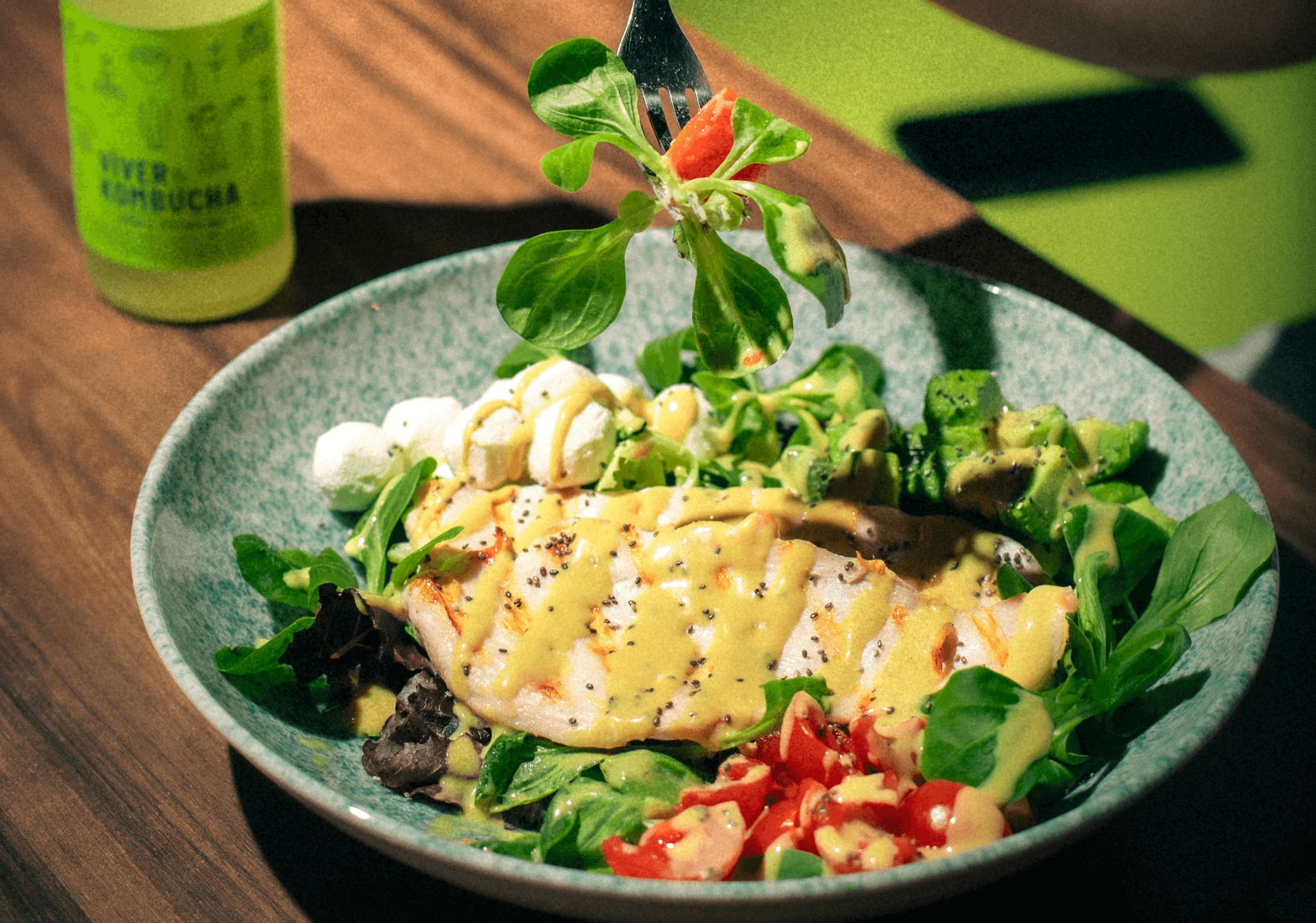 Miami. Base de canónigos, pechuga de pollo a la parrilla, tomates cherrys, perlas de mozzarella rellenas de mermelada de membrillo, aguacate y chia. Todo bañado con una vinagreta de Dijon.