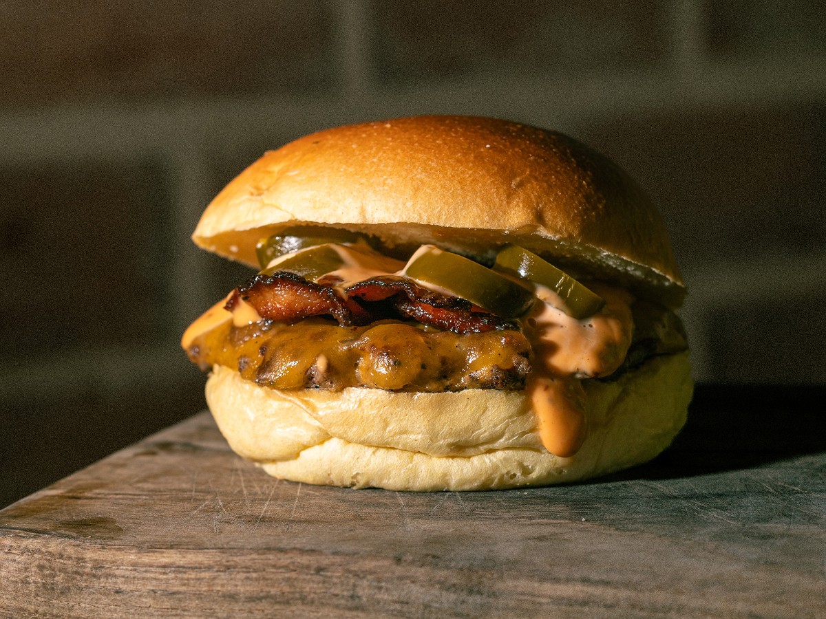 S. Ramos. Pan Brioche, queso cheddar, bacon, jalapeños y salsa mahonesa de bacon.
