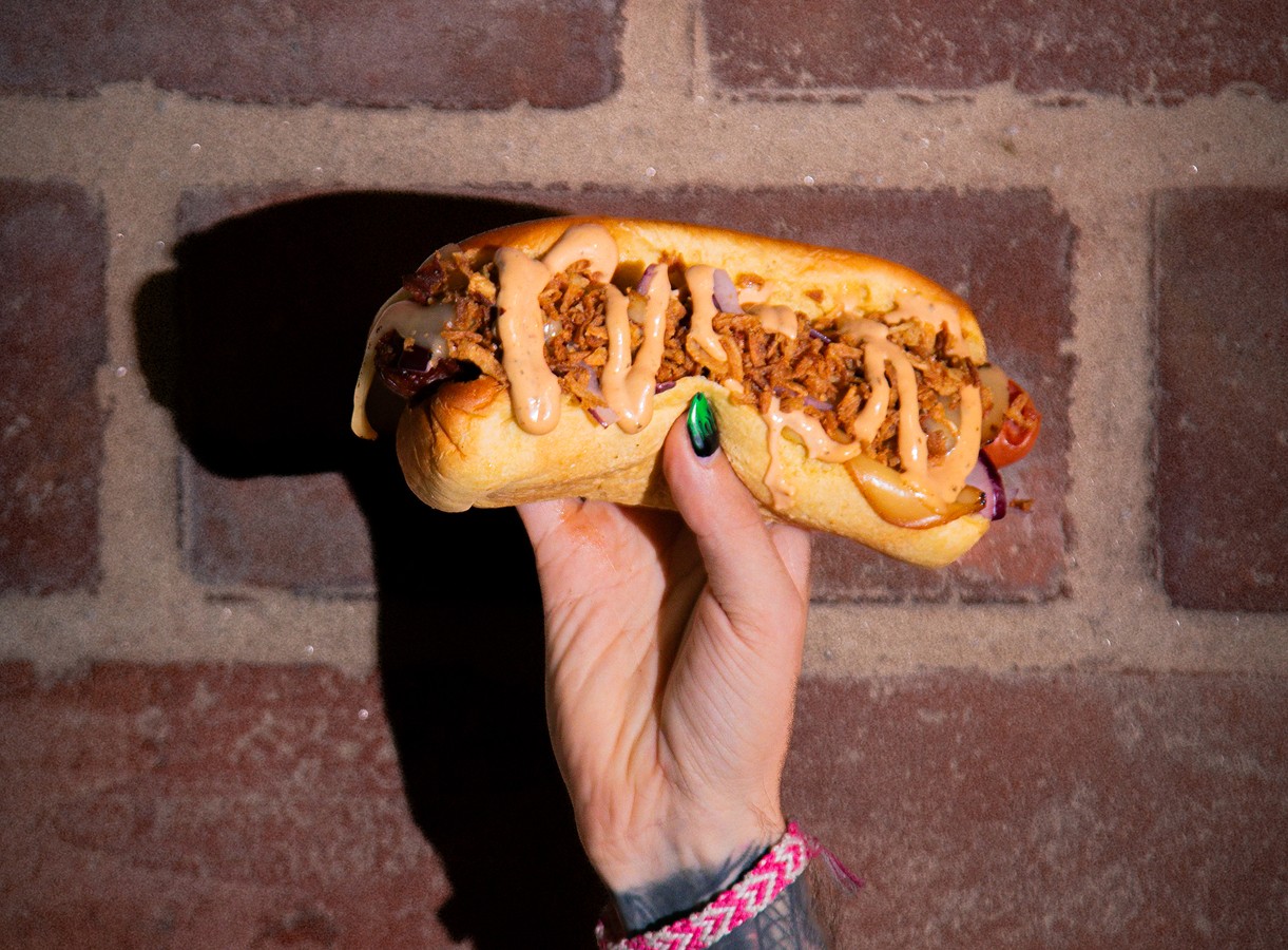 Homer S. Pan Brioche, queso cheddar y bacon crujiente culminado con un huevo a la plancha listo para explotar.