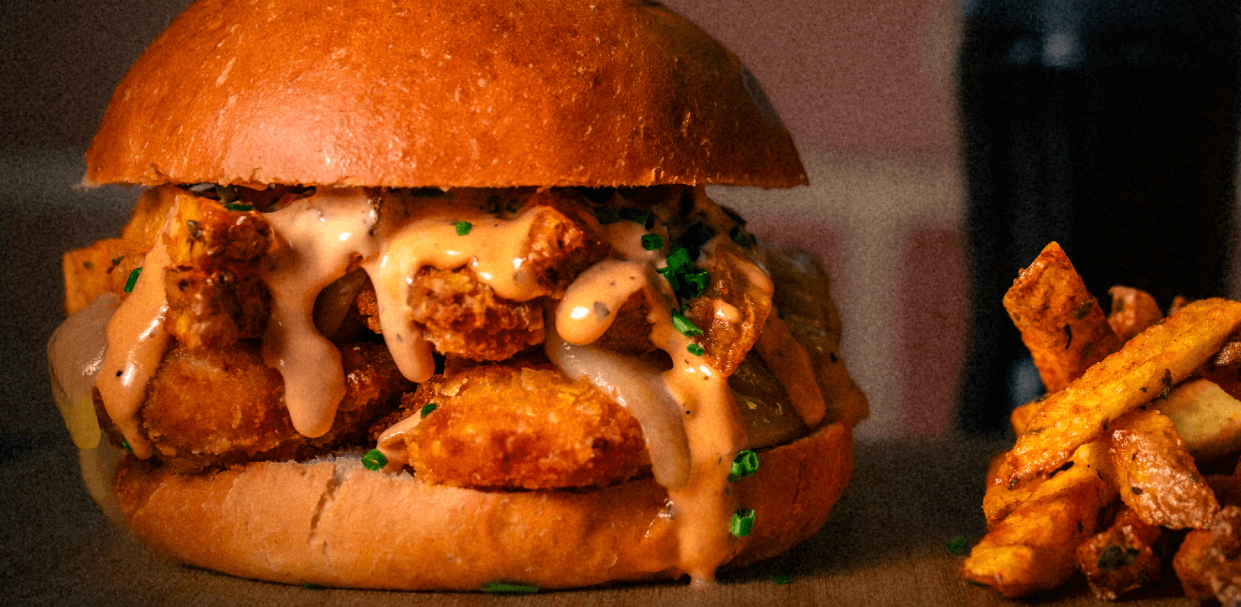 Zeta J. Pan Brioche con nuestro deliciso pollo frito estilo kentucky con queso cheddar blanco ahumado, mahonesa maobacon y cebollino.