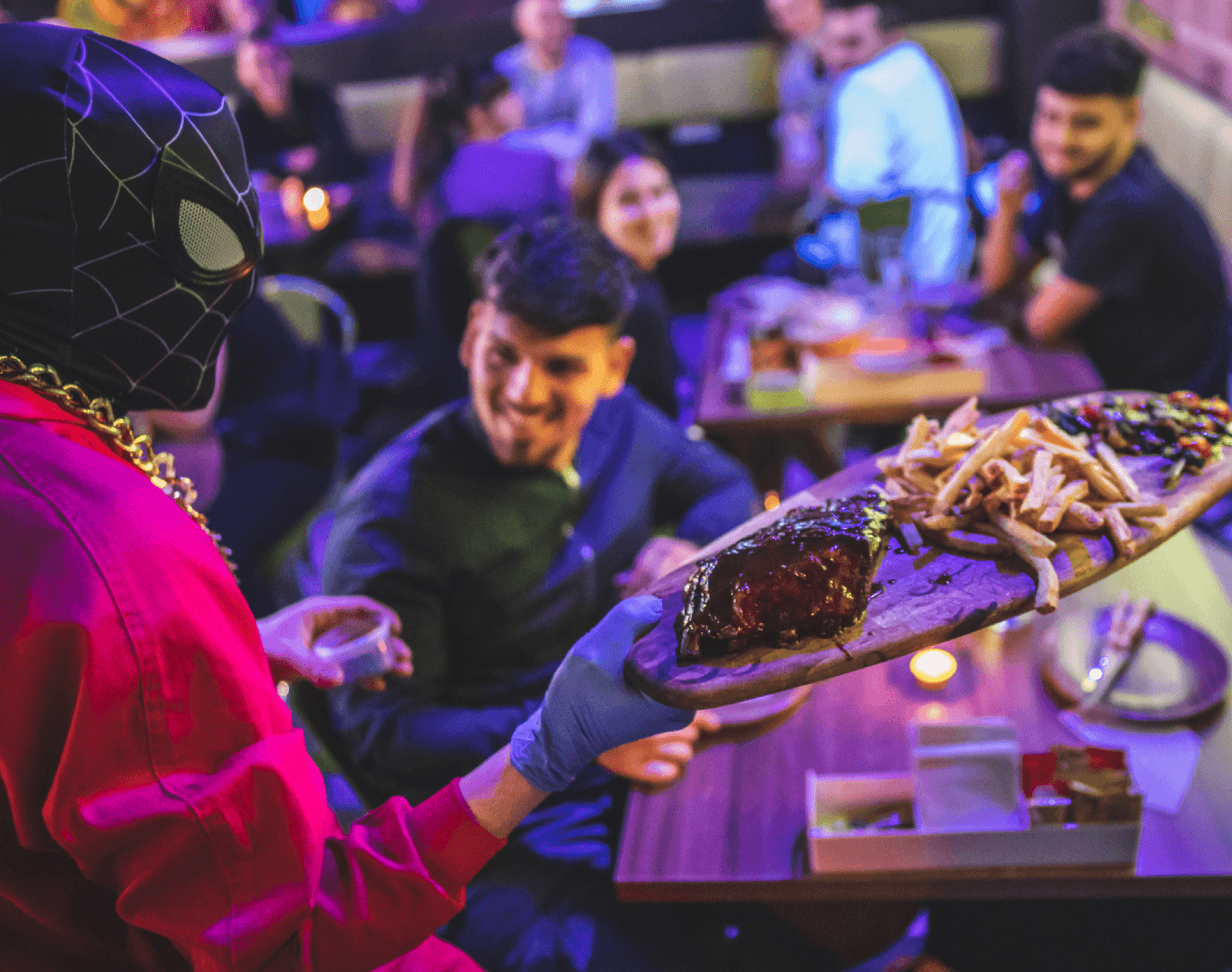 Ambiente de grupo de amigos disfrutando en el restaurante Grillaera en Málaga, zona Teatinos