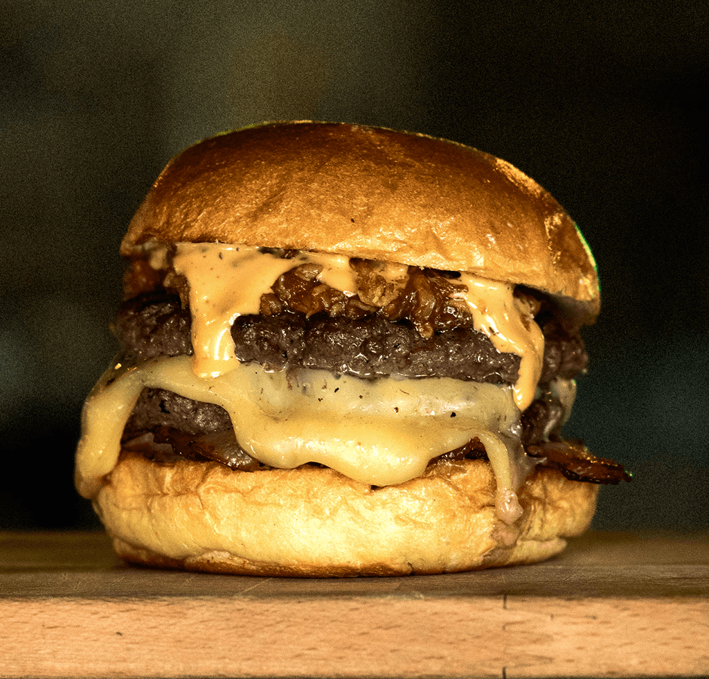 Ronald. Doble carne de vacuno mayor 90gR, Cebolla crujiente y una maobacon que te engancha; medallón de queso derritiéndose y una carne de cerdo deshilachada, bañada en salsa BBQ. Toda una explosión de sabor en cada bocado.